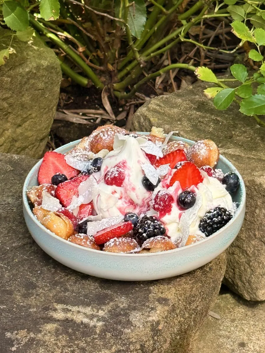 Bubble Waffel mit Eis, Sahne und frischen Beeren in einer Schale