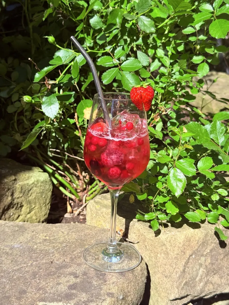Fruchtiger Cocktail mit Beeren und Erdbeere im Weinglas