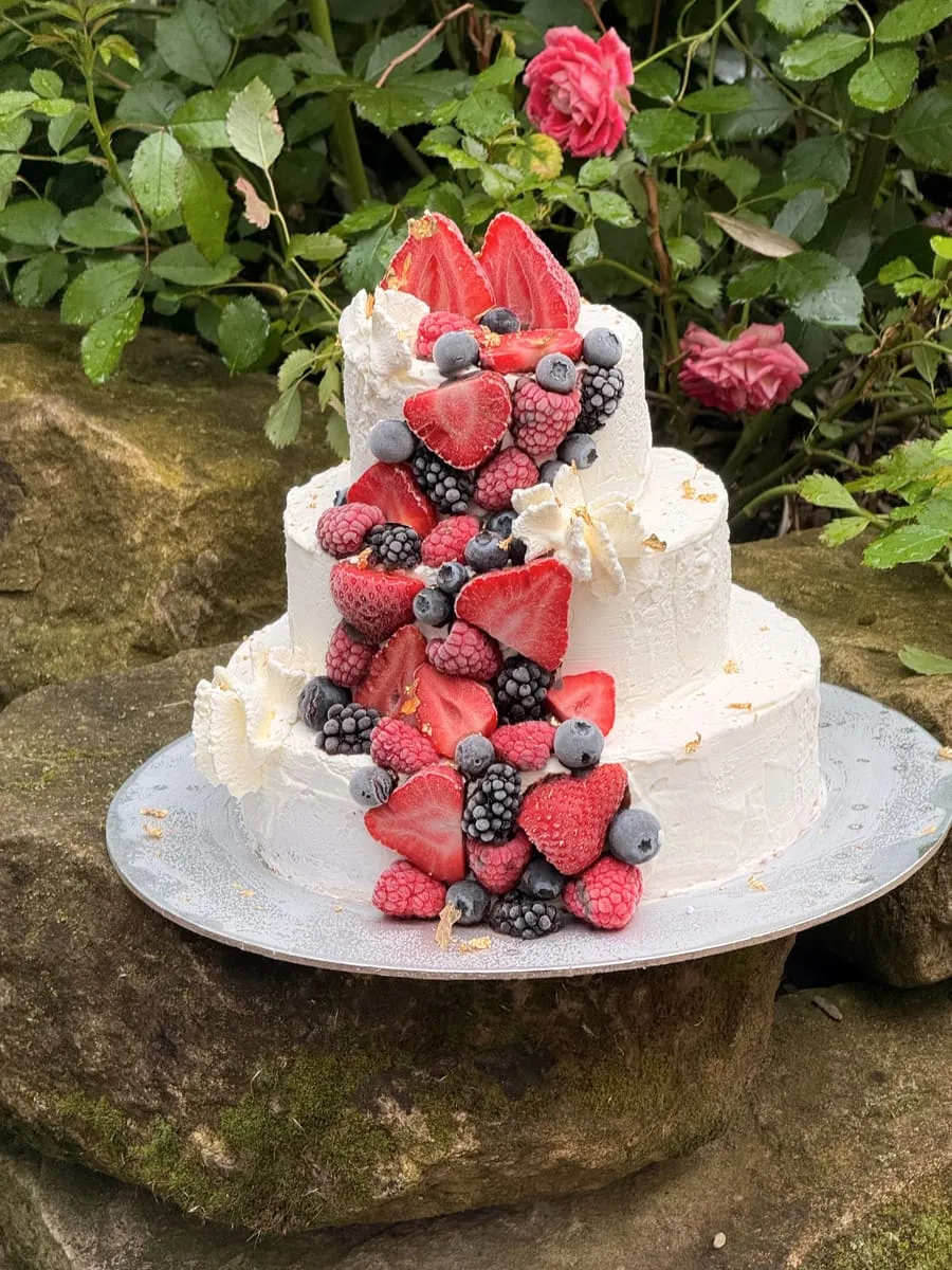 Zweistöckige Eistorte mit frischen Beeren