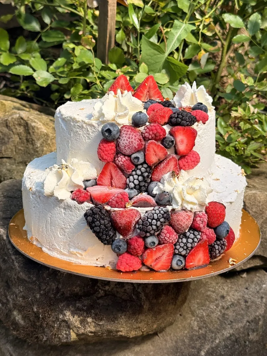 Zweistöckige Eistorte mit frischen Beeren und Sahne